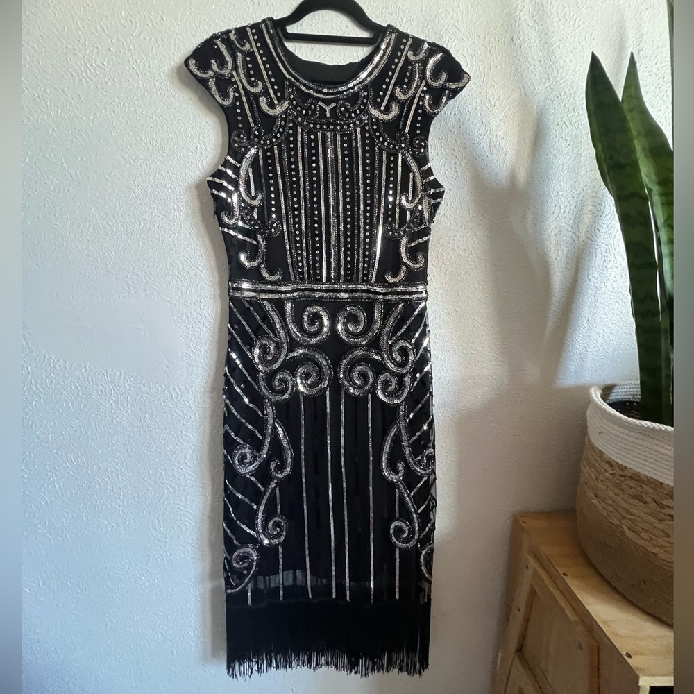 Elegant Black and Silver Embellished 1920s Flapper Dress